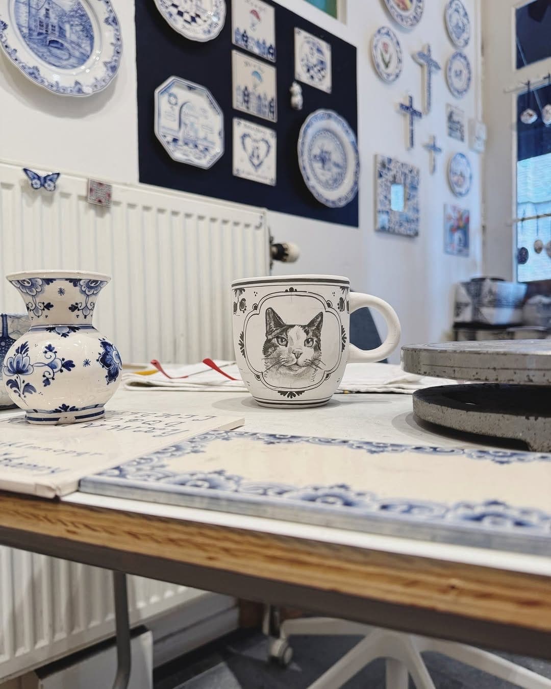 Delft Blue painting by Lydia at De Blauwe Tulp