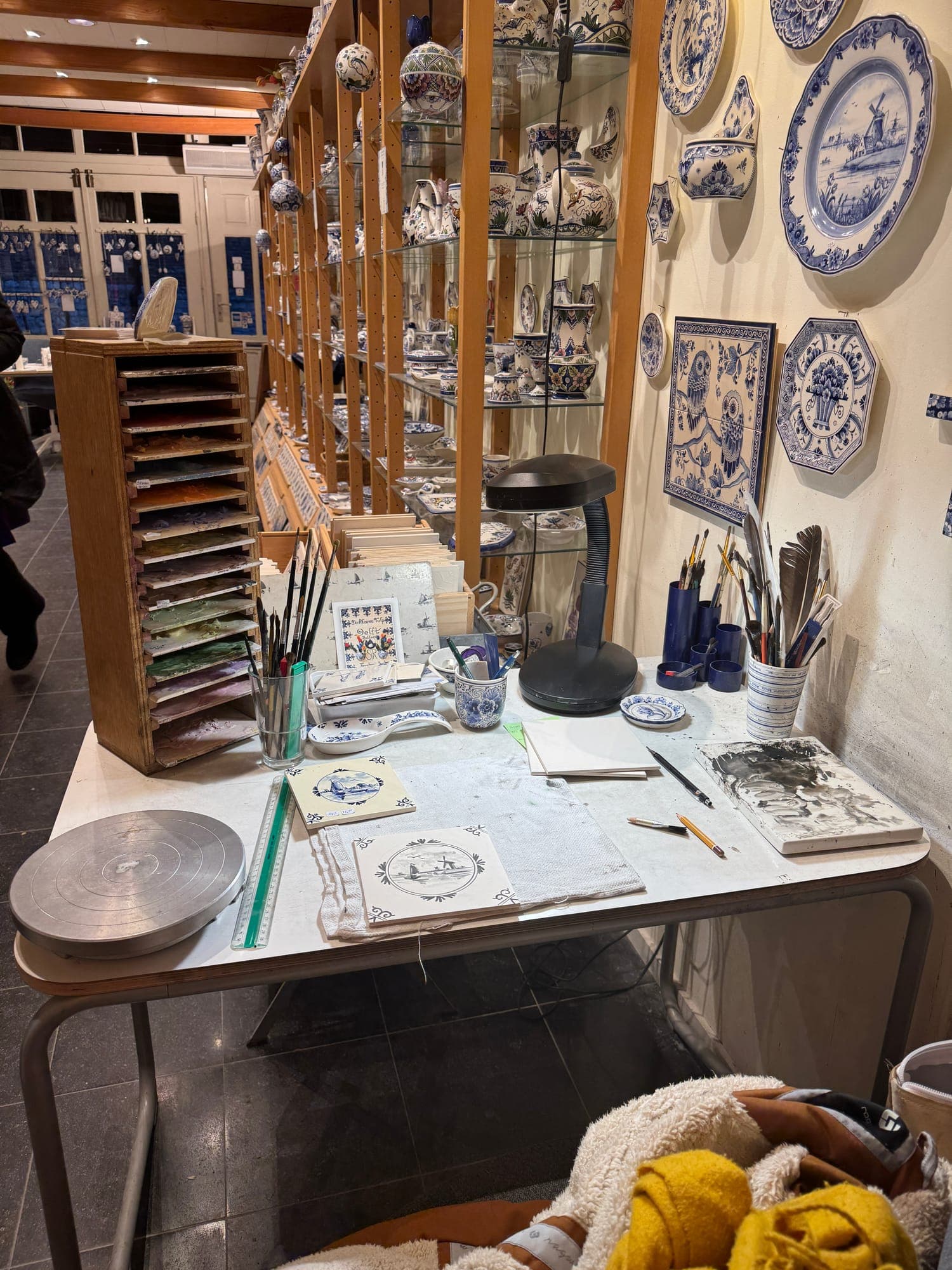Delft Blue painting by Lydia at De Blauwe Tulp