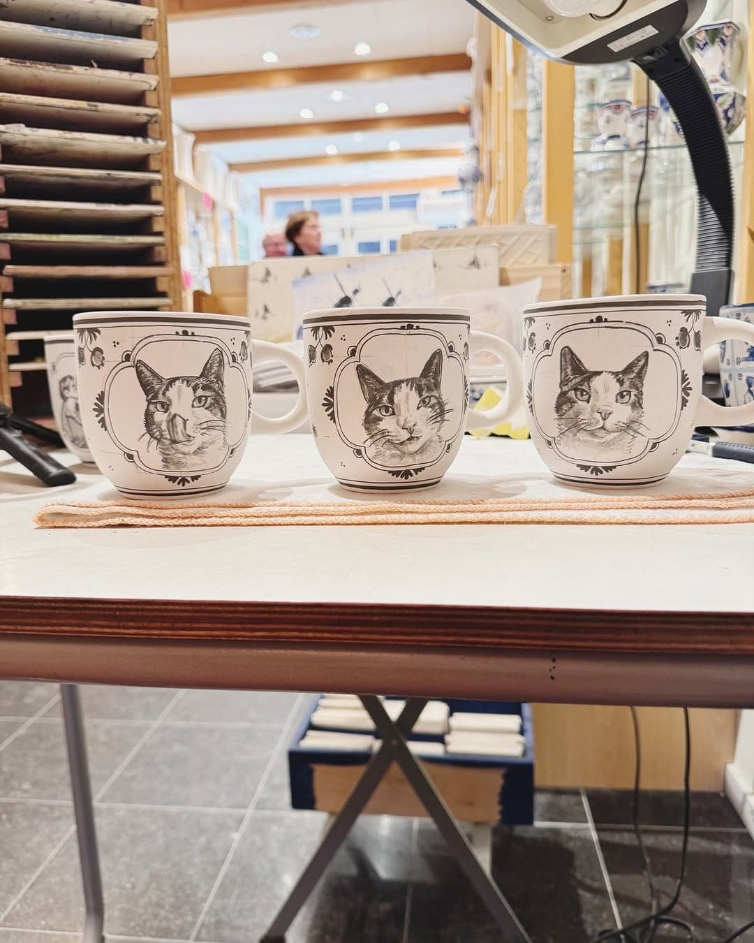 Delft Blue painting by Lydia at De Blauwe Tulp
