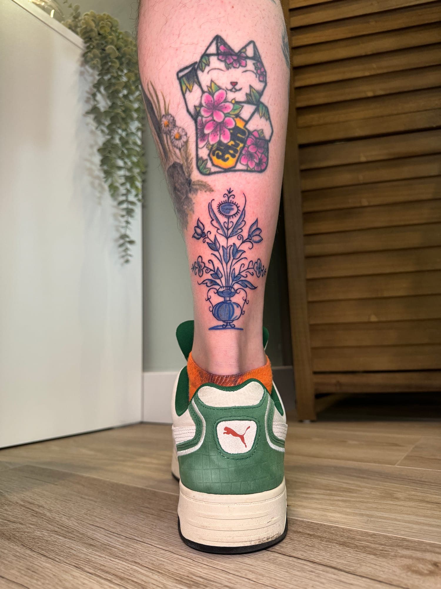 Delft Blue tattoo, leg
