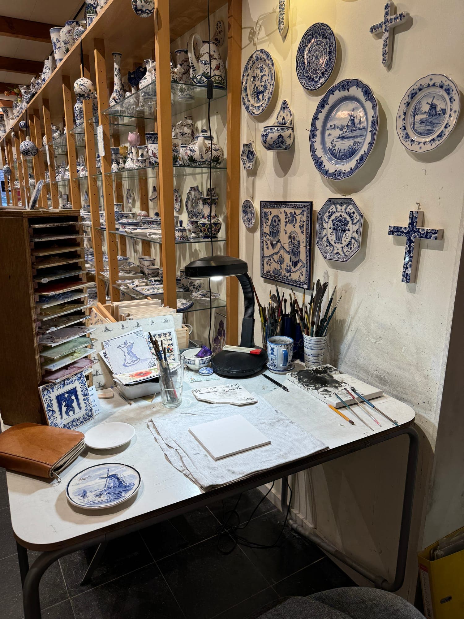 Delft Blue painting by Lydia at De Blauwe Tulp